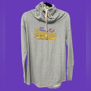 The Victory LSU Women’s Size XS Sweatshirt cowl neck gray 2019 champions new